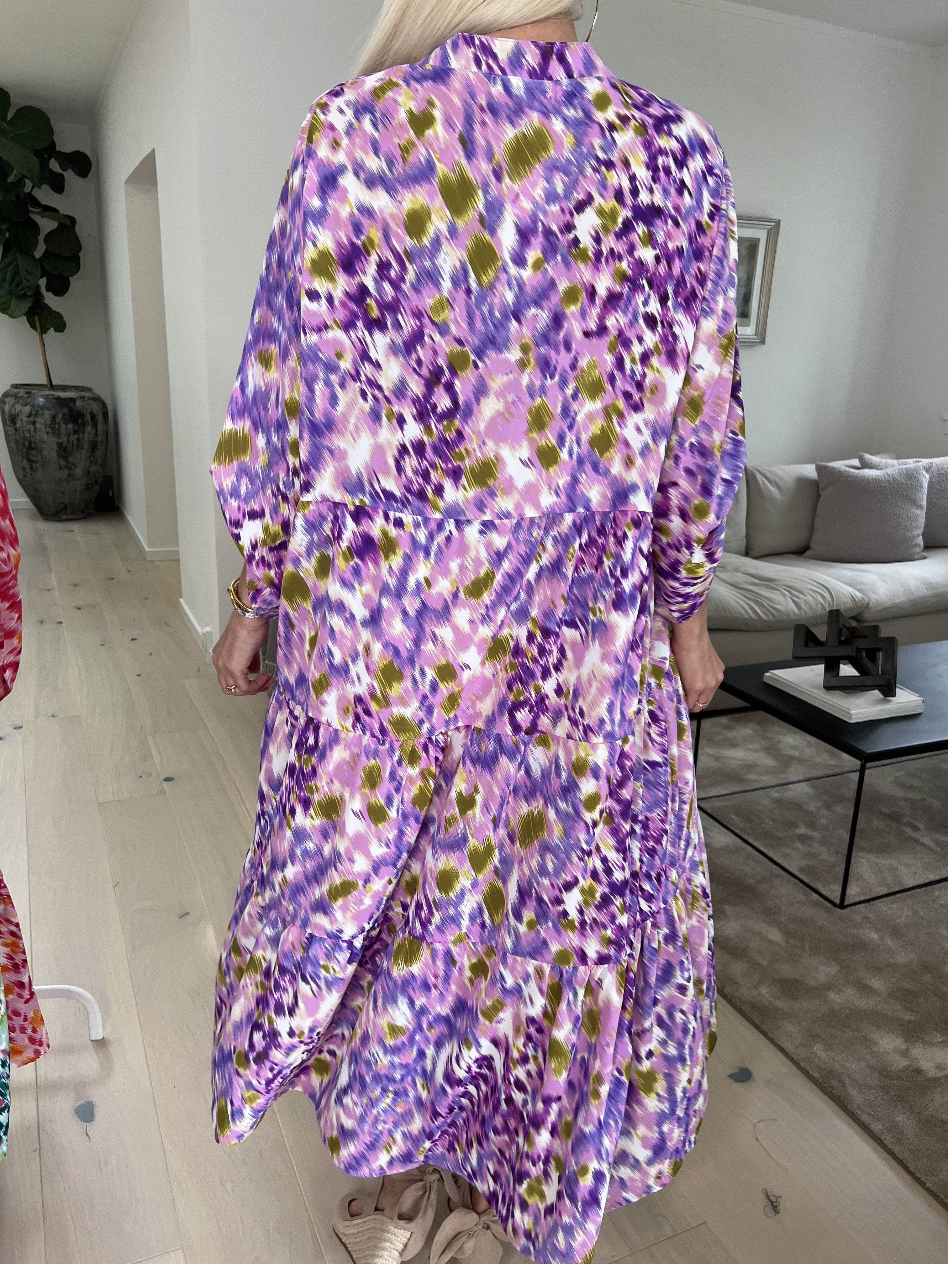 Simone - Söt klänning med mångfärgat tryck